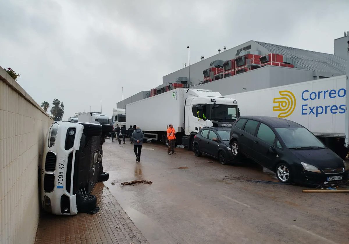 corto_gr's tweet photo. La DANA ha golpeado a las trabajadoras y trabajadores. 
La patronal no avisó, ni dio permisos laborales. Atrapados en los polígonos y centros comerciales. Ayudándose unos a otros para sobrevivir. 
¿Por qué no dicen esto los telediarios? https://t.co/QcUmng5nkG
