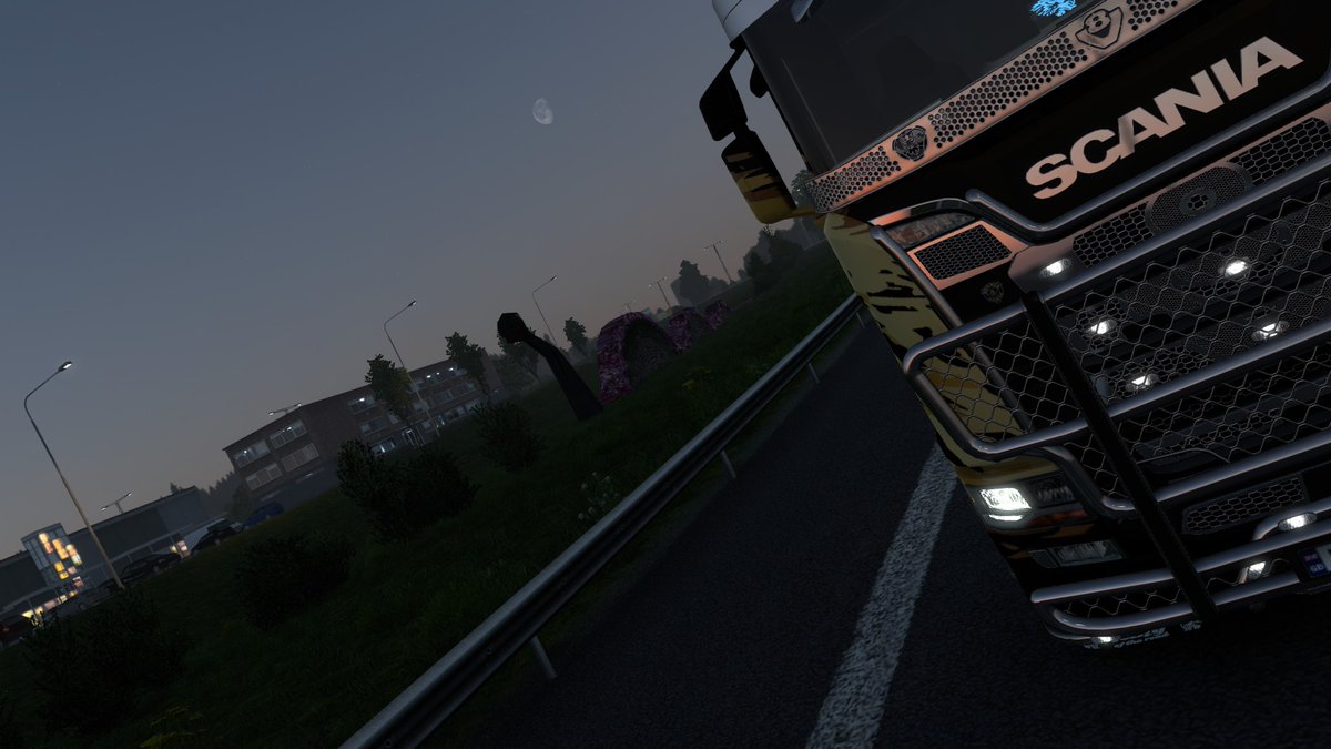 Wilkies_World's tweet photo. Had some fun on the roads this evening moving some cargo for the Halloween event. No major crashes yet
#EuroTruckSimulator2 The trailer looks marvelous this year! https://t.co/5J1fPT2LMk