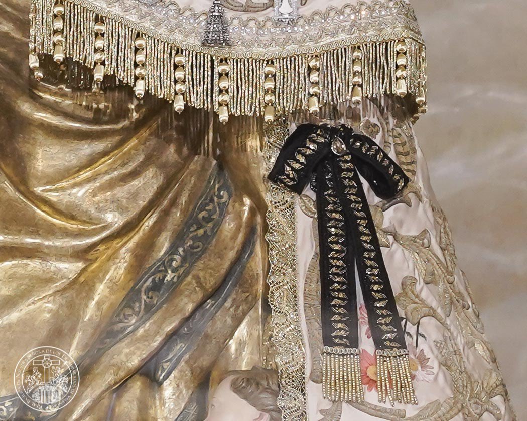 basilicadesampa's tweet photo. Madre Santísima de los Desamparados, en esta hora de dolor, ruega  por nuestros hermanos difuntos, mueve los corazones de todos, y sientan cercano tu amor de madre, que nunca nos abandona. 
🖤 Apiádate de tu Valencia, que lleva siempre tu santa imagen, grabada en su corazón. https://t.co/ZrXosqSMRh
