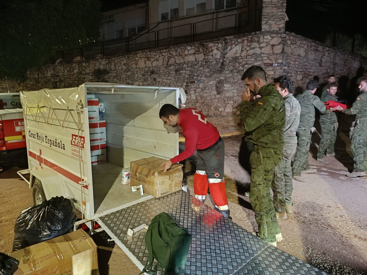 CruzRojAlbacete's tweet photo. "#DANA
Apoyando a la población afectada por lluvias en Letur. Desde ayer ERIE Psicosocial ha realizado 18 atenciones a personas afectadas, además de labores en el terreno (atención, labores de logística y comunicaciones), en coordinación con los actores desplegados en la zona. https://t.co/s9gbJueSU3