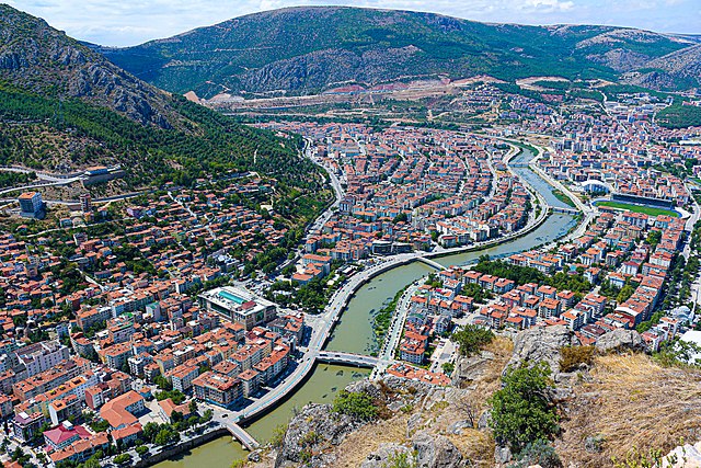 FmAscensoGlobal's tweet photo. Estamos en Amasya, una ciudad rica en historia y cultura. Nuestro club, fundado en 1968, ha luchado en categorías bajas, pero ahora, con un proyecto sólido, buscamos dar el salto al fútbol de élite. Al lado del rio se ve nuestro estadio el 12 Haziran 🌍⚽ #AmasyaSpor https://t.co/ik5MU6DDpt