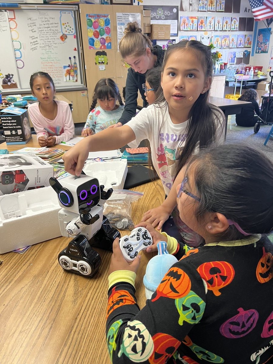 MsGurell's tweet photo. Girls who code is so much fun! Can’t wait for our club t-shirts to arrive! https://t.co/76LHqJoYOV
