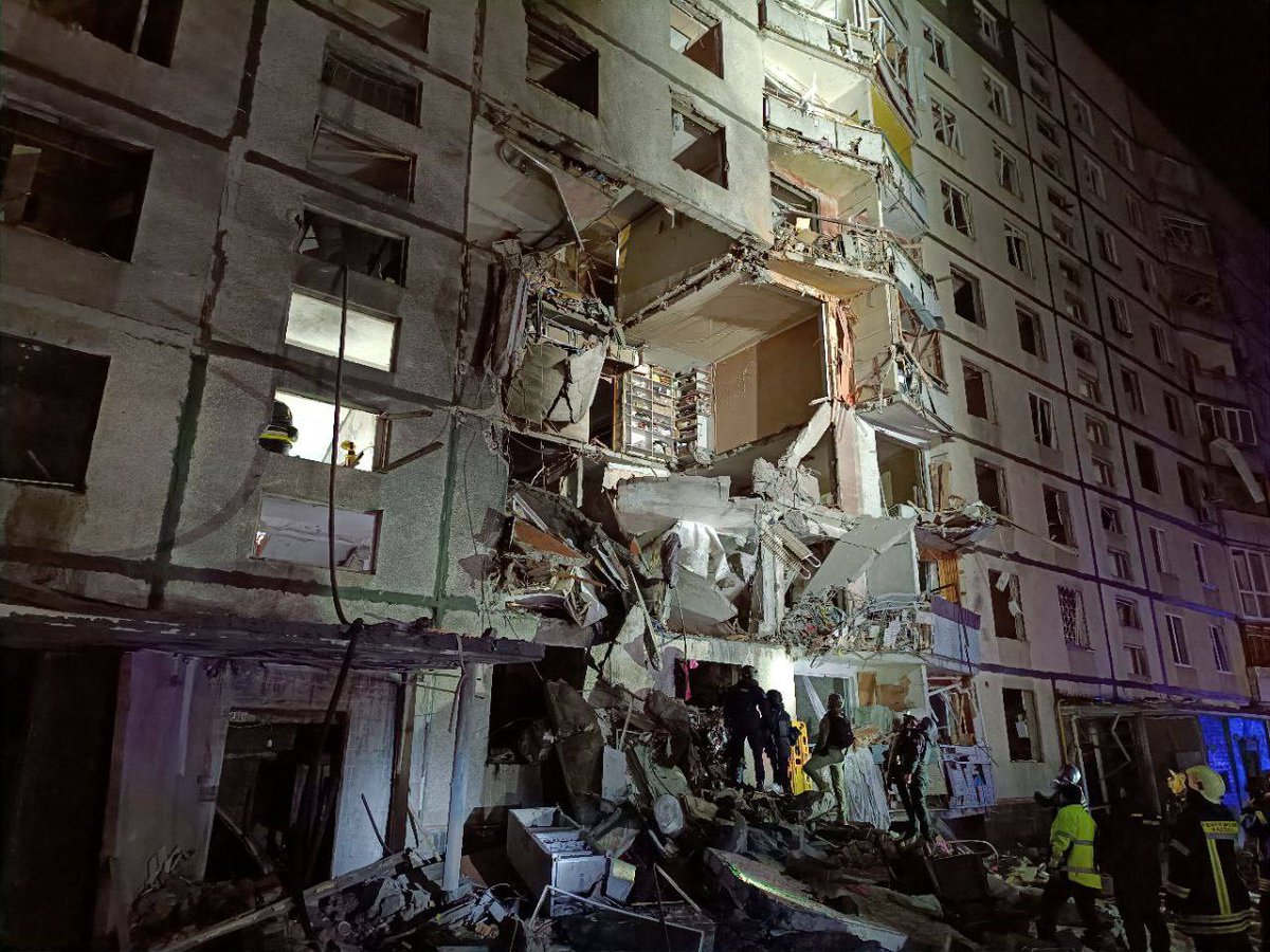 TWMCLtd's tweet photo. 2/2
I've just checked and now 17 injuries reported in this block of flats in the central #Saltiv area of #Kharkiv.
In the last few minutes the child (a teenage boy) has been pulled out of the rubble alive, and taken to hospital.
#RussiaIsATerroristState https://t.co/aN5Lp6TETJ