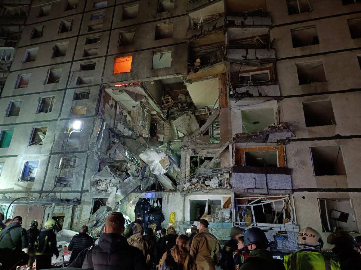 TWMCLtd's tweet photo. 2/2
I've just checked and now 17 injuries reported in this block of flats in the central #Saltiv area of #Kharkiv.
In the last few minutes the child (a teenage boy) has been pulled out of the rubble alive, and taken to hospital.
#RussiaIsATerroristState https://t.co/aN5Lp6TETJ