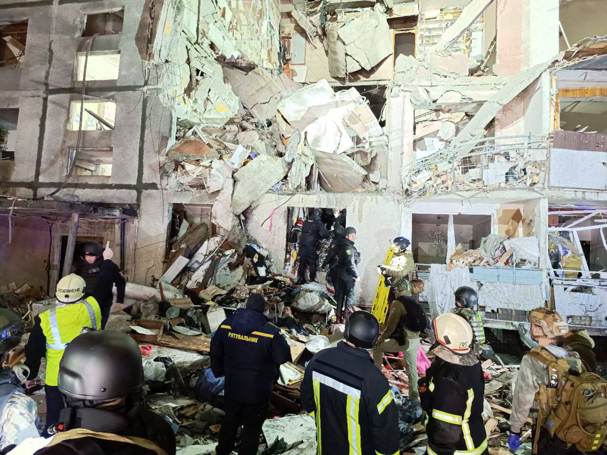 TWMCLtd's tweet photo. 2/2
I've just checked and now 17 injuries reported in this block of flats in the central #Saltiv area of #Kharkiv.
In the last few minutes the child (a teenage boy) has been pulled out of the rubble alive, and taken to hospital.
#RussiaIsATerroristState https://t.co/aN5Lp6TETJ