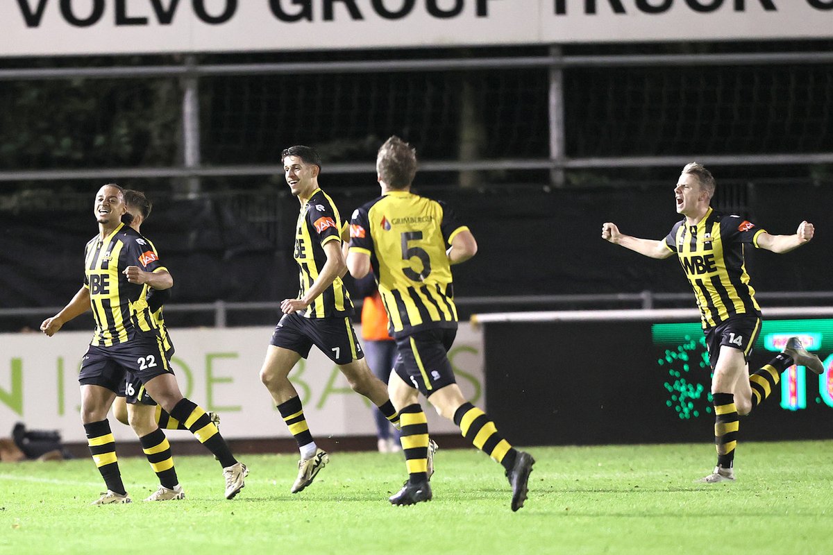 oranjefussball's tweet photo. Der Nächste, bitte! Wieder ist ein Profifußballverein ausgeschieden: #RijnsburgseBoys schaltet #RodaJCKerkrade aus, der aktuelle Tabellenführer der Tweede Divisie gewinnt 3:1 und steht in der nächsten Runde.
#KNVBbeker #RBBROD https://t.co/HYSXGOh4Tp