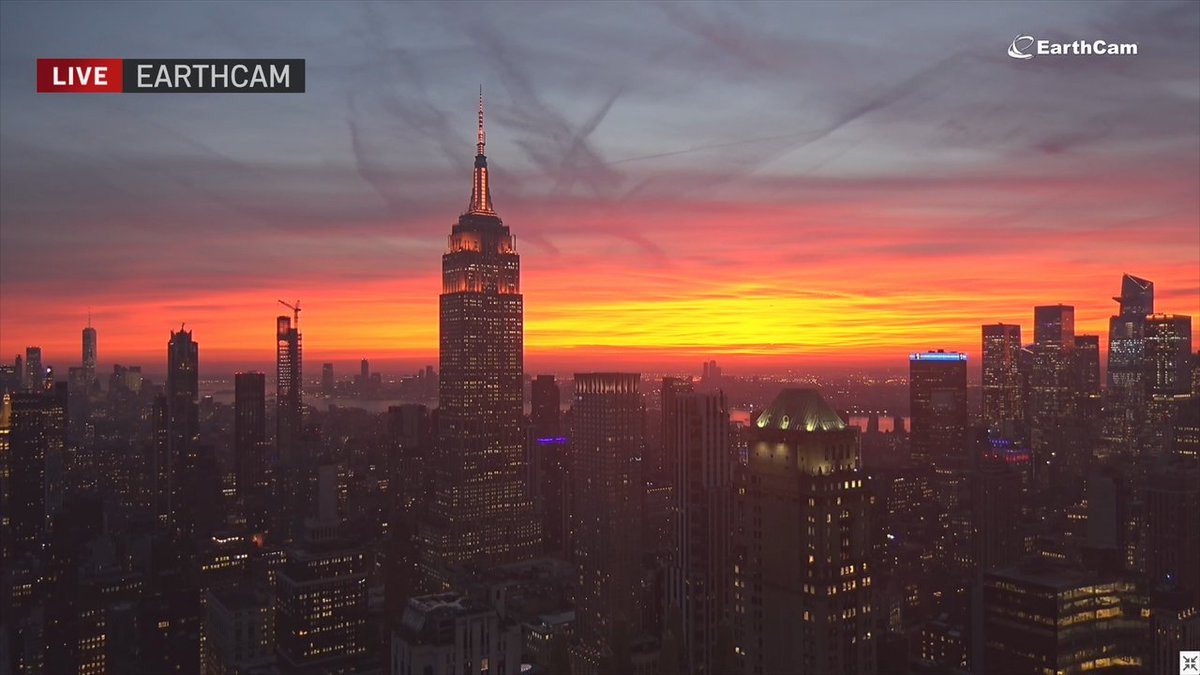 StormTeam4NY's tweet photo. How's this for a sunset! Hopefully the Yankees' bats are just as fiery tonight! #StormTeam4NY #Sunset #NYCSunset https://t.co/bq4F3f98gC