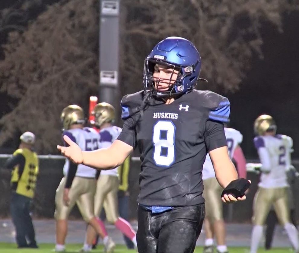 SportsZoneKCAU9's tweet photo. PLAYER OF THE WEEK!

A single-game school record 379 passing yards and five touchdowns helped thrust @EpjFootball into the next round of the @SDHSAA Class 11B Playoffs and QB @KeatonGale toward our Player of the Week honors!

WATCH HERE 🏈⬇️
https://t.co/UwBBOasAL7 https://t.co/u9PWMiNyDS