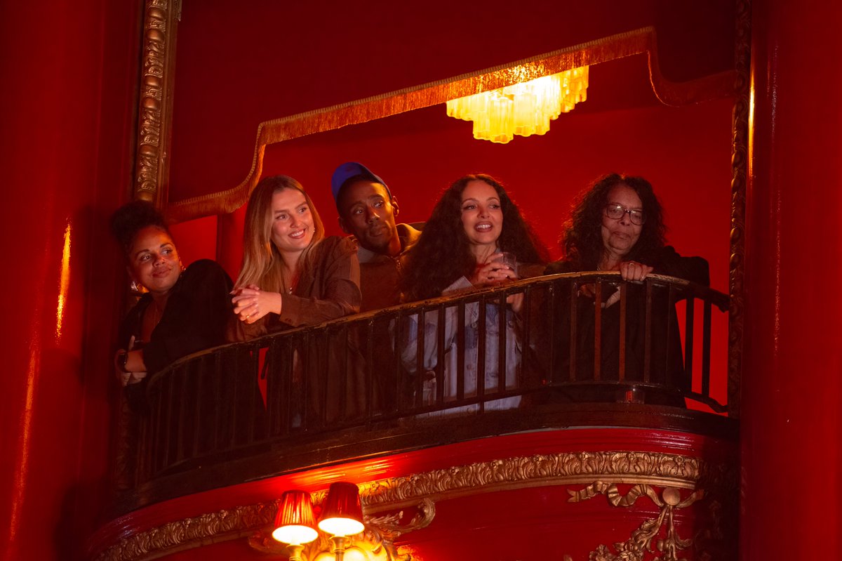 MTV's tweet photo. Congratulation to @LeighAnneMusic on such a SUCCESSFUL run on the #NoHardFeelingsTour 🎤

Peep Perrie &amp; @jadethirlwall rooting our girl on 🥹 https://t.co/0Ft0sZEPzN