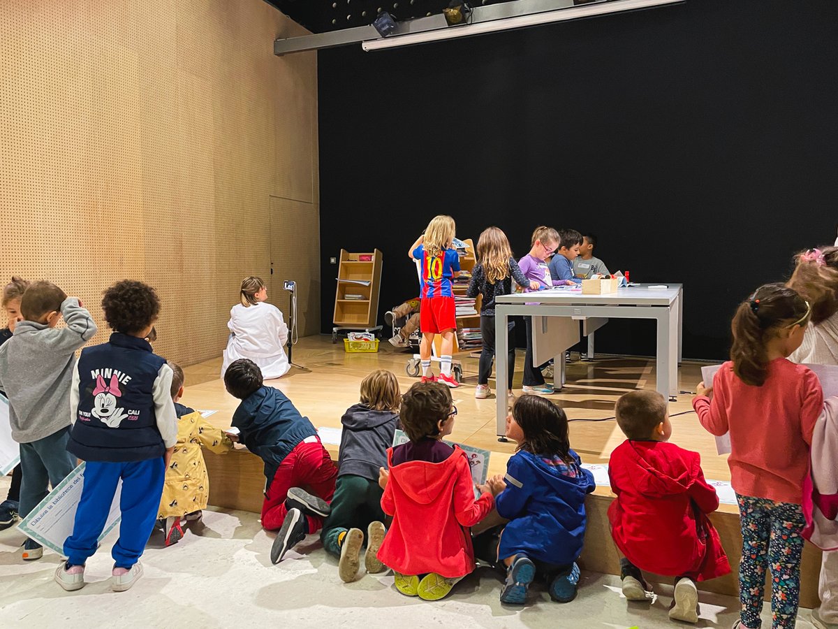 culturaBDN's tweet image. 📚🌧️El bon temps no ens ha acompanyat avui i l'agenda d'actes de la #FocusWeek de @ManifestaDotOrg a #Badalona s'ha vist alterada. Tanmateix, aquest matí s'ha pogut portar a terme el Laboratori de lectura: “La Biblioteca somiada” a l'Espai Betúlia.

👇 Us deixem unes imatges.