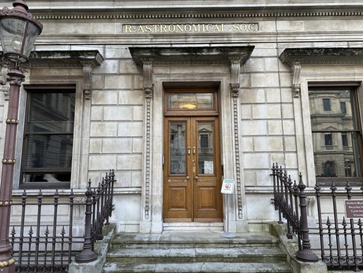 Jonathan Amos (@jcdamos) on Twitter photo Marvellous news: the <a href="/RoyalAstroSoc/">Royal Astronomical Society</a>, <a href="/GeolSoc/">The Geological Society</a> and the other learned societies at Burlington House have cemented their future on Piccadilly. A new 999-year lease has just been signed. It would have been utterly bizarre to have pushed them out. Marvellous news: the <a href="/RoyalAstroSoc/">Royal Astronomical Society</a>, <a href="/GeolSoc/">The Geological Society</a> and the other learned societies at Burlington House have cemented their future on Piccadilly. A new 999-year lease has just been signed. It would have been utterly bizarre to have pushed them out.