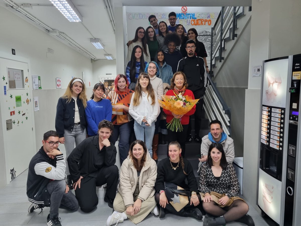 Hoy día de despedidas en el <a href="/gregorioferva/">CE GregorioFernández</a> .Toda una vida profesional dedicada a sus alumnos,Teresa Muñoz ejemplo de integridad y profesionalidad .Un abrazo fuerte para Tere y de animo para <a href="/carmenfloresgf/">C. Flores</a> .