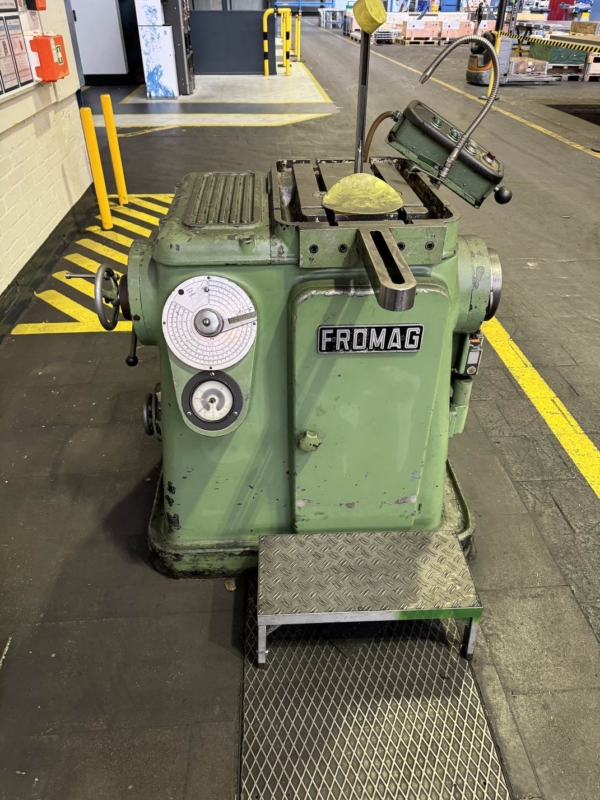 #FRÖMAG Nutenziehmaschine FRÖMAG KZH 90/550: 1038-21016 
 Nutenziehmaschine 
 FRÖMAG KZH 90/550 1987 
 30.10.2024 / 16:24:27 
 SK Maschinen-Service GmbH lagermaschinen.de/maschinen-date…