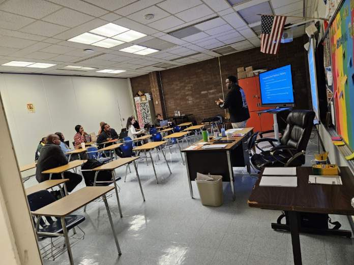 SthomasMATH's tweet image. Secondary Math Ts engage each other in some best practices @EndiaHatcher @SLMillaci @nicscud
