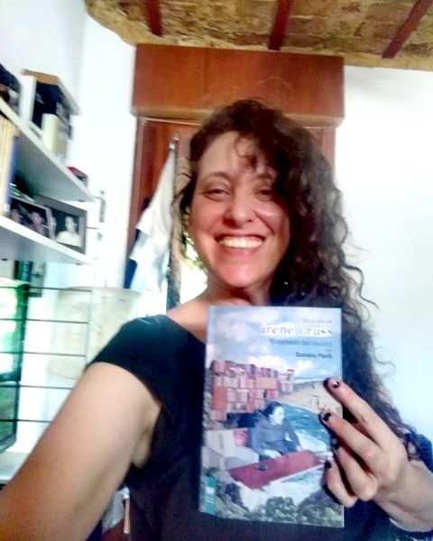 Sobre *Biografía de Irene Gruss. El corazón del asunto*. Vengo a pavonear la tapa hermosa de Jimena Castiñeyras, la generosa, inteligente y sensible contratapa de <a href="/SoniaBudassi/">Soña</a> y otras partes del objeto-libro que armó <a href="/gogymagogedit/">Gog & Magog ediciones</a> como la línea de tiempo (y también yo contenta)