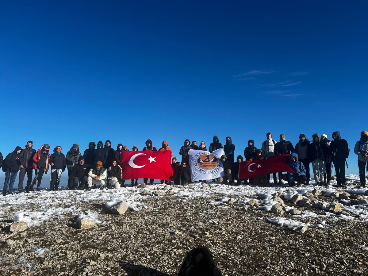 Öğrencilerimiz tarafından Cumhuriyetimizin 101. yılına özel olarak düzenlenen ve gelenekselleşen Ilgaz Dağı Zirve Tırmanışının beşincisi başarıyla tamamladı.

aybu.edu.tr/aybu/tr/haber/…

<a href="/acengizkoseoglu/">Ali Cengiz Köseoğlu</a>