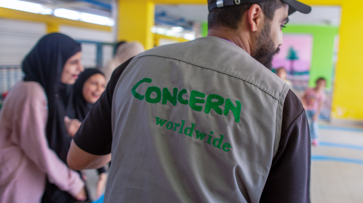 Aid workers with DEC member charities and their local partners are delivering urgent supplies across the Middle East: clean water, food, blankets, and medical care. 

Every donation helps us reach more families. 

Donate now: donation.dec.org.uk/middle-east-ap…