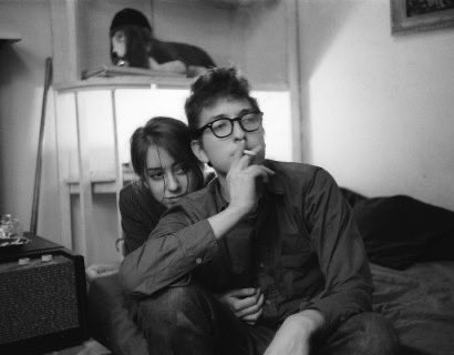 smokingsexxtion's tweet photo. bob dylan and suze rotolo, shot by ted russell, 1961 https://t.co/S0ygOJXgFW