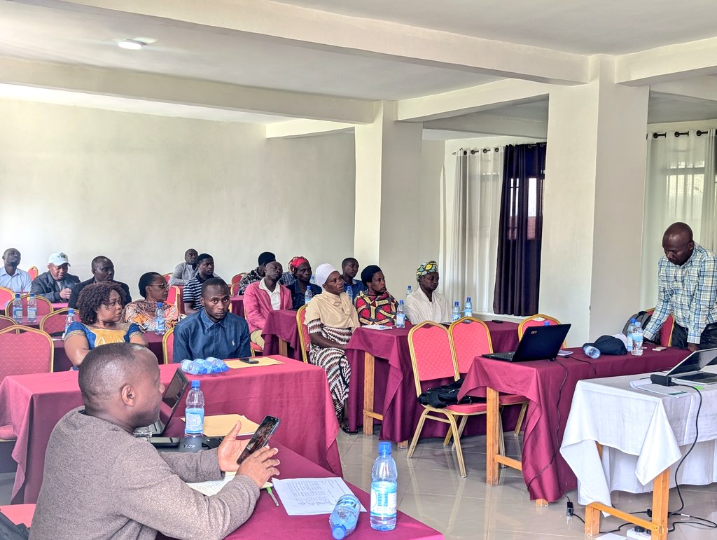 AdecorRwanda's tweet photo. Under the #GF4Cs , #ADECOR hosted a pivotal meeting today with the #Rubavu #Horticulture Platform. Key discussions explored ways financial and insurance institutions can play a stronger role in #foodsystems, fostering closer ties with farmers to amplify support and resilience. https://t.co/iy514Zbq2j