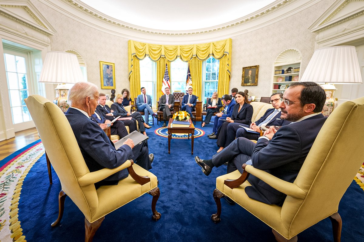 CYpresidency's tweet photo. 🇨🇾🇺🇸 Συνάντηση του Προέδρου της Κυπριακής Δημοκρατίας @PresidentCYP @Christodulides με τον Πρόεδρο των ΗΠΑ @POTUS στον Λευκό Οίκο

▶️ Τελευταίες εξελίξεις στο Κυπριακό
▶️ Διμερείς σχέσεις Κύπρου – ΗΠΑ
▶️ Κατάσταση ��τη Μέση Ανατολή, περιλαμβανομένου του ρόλου που διαδραματίζει η Κυπριακή Δημοκρατία στα θέματα παροχής ανθρωπιστικής βοήθειας εν μέσω της τεράστιας κρίσης στην περιοχή

H πρώτη επίσκεψη που πραγματοποιεί Πρόεδρος της Κυπριακής Δημοκρατίας στον Λευκό Οίκο για συνάντηση με Πρόεδρο των ΗΠΑ από το 1996, αποτελεί επιστέγασμα των ενεργειών και των σημαντικών εξελίξεων στις σχέσεις των δύο χωρών και απόδειξη της ουσιαστικής αναβάθμισης των σχέσεων μεταξύ των χωρών μας αλλά και της διπ��ωματικής εξωστρέφειας της Κυπριακής Δημοκρατίας.