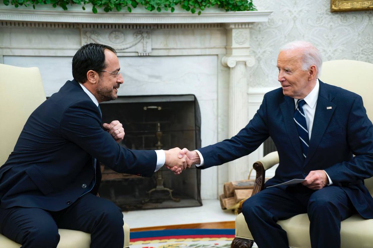 PresidentCYP's tweet photo. Κύριε Πρόεδρε @POTUS σας ευχαριστώ πολύ για την πρόσκλήσή σας, είναι μεγάλη τιμή να είμαι στον Λευκό Οίκο. Oι χώρες μας έχουν οικοδομήσει μια πραγματικά στρατηγική συνεργασία και οι σχέσεις μας βρίσκονται σε στρατηγικά και ιστορικά υψηλό επίπεδο. Σε διμερές επίπεδο, συνεργαζόμαστε στενά σε σημαντικούς τομείς και υπάρχουν προοπτικές και ξεκάθαρη και ισχυρή πολιτική βούληση και από τις δύο χώρες μας, μετά και τον πρώτο στρατηγικό διάλογο ��ου πραγματοποιήθηκε στην Κύπρο την περασμένο βδομάδα, για να ενισχύσουμε περαιτέρω τη συνεργασία μας.

Σε περιφερειακό επίπεδο, η Κύπρος είναι ένας προβλεπτός και αξιόπιστος εταίρος για τις ΗΠΑ, σε μια περιοχή μεγάλης γεωπολιτικής σημασίας και εργαζόμαστε στενά με τις ΗΠΑ και άλλους εταίρους για να αντιμετωπίσουμε τις παρούσες προκλήσεις, για να στείλουμε την πολύ αναγκαία ανθρωπιστική βοήθεια στη Γάζα, και για την εκκένωση υπηκόους τρίτων χωρών από την περιοχή.

Κύριε Πρόεδρε, η χώρα μου βρίσκεται υπό τουρκική κατοχή τα τελευταία 50 χρόνια και βασίζομαι στη δική σας στήριξη, στη στήριξη των ΗΠΑ για να επαναρχίσουν οι διαπραγματεύσεις και να εξευρεθεί λύση στο κυπριακό πρόβλημα. Λύση που θα είναι σύμφωνη με τα ψηφίσματα του Συμβουλίου Ασφαλείας των ΗΕ, λύση στη βάση των κοινών μας αρχών και αξιών: της δημοκρατίας και του σεβασμού των ανθρωπίνων δικαιωμάτων. 🇨🇾🇺🇸