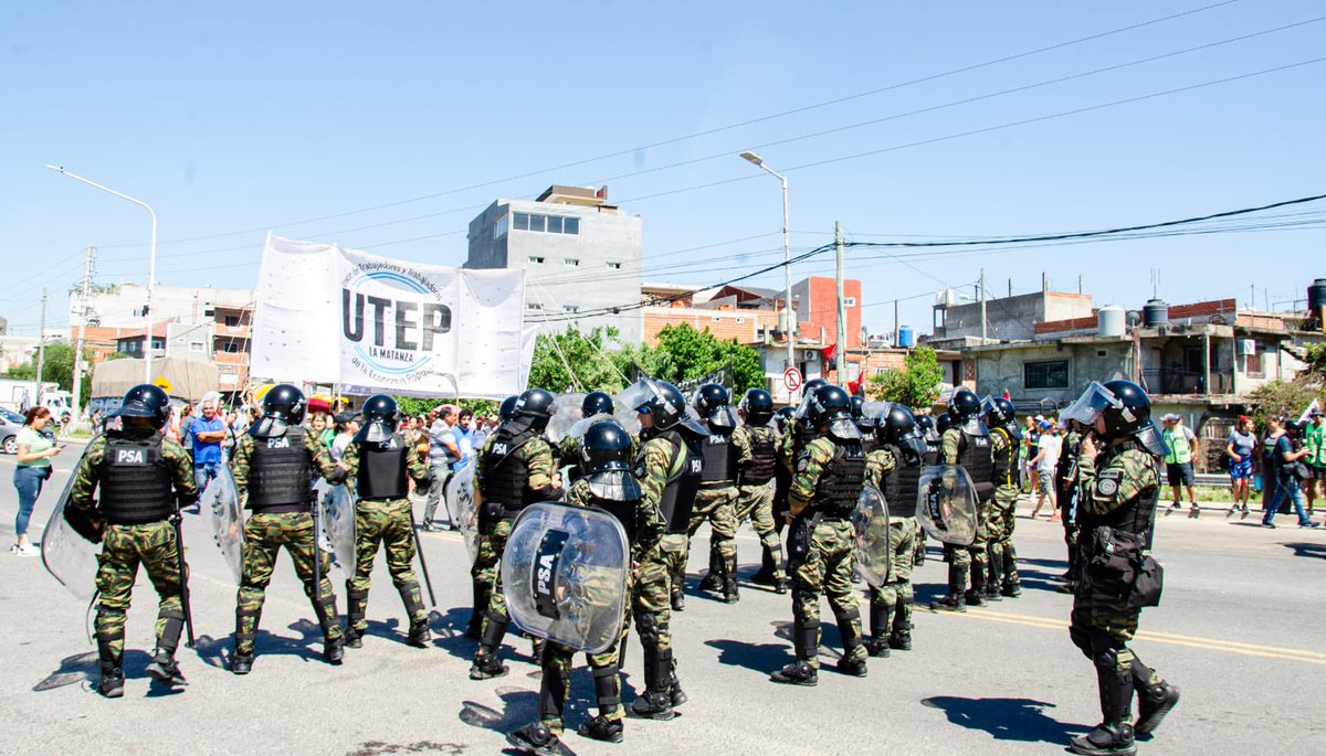 REPUDIAMOS LA REPRESION DEL GOBIERNO NACIONAL EN LA MATANZA. Hace un rato la Gendarmería reprimió a los trabajadores de la economía popular en el marco de la Jornada Nacional de Lucha contra el hambre, que acompaña el paro convocado por la mesa nacional de transporte.