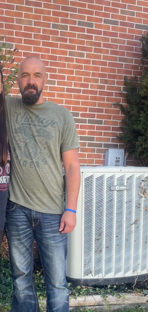 prisonlifee's tweet photo. Helloo everyone, this is my dad! His name is Kenny, he's currently in prison in the State of West Virginia. His daughter is running this, I know he gets bored in prison so if any of y'all are interested in being his pen pal shoot me a message. He's a good guy! ❤️ #prisonlife https://t.co/JvQJXBYSQ7