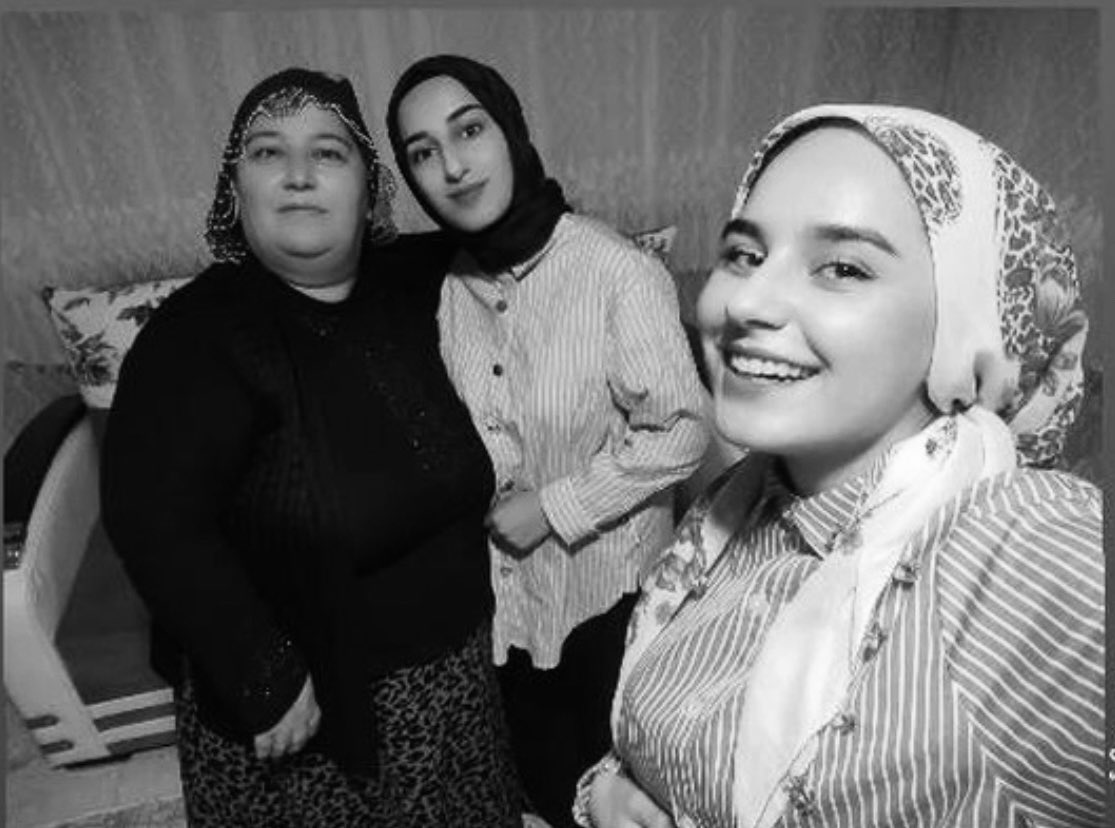 jinaparezer's tweet photo. Gündem ne olursa olsun Rojin’in şüpheli ölümü unutulmamalı ve unutturmamaya çalışacağım. Babası, Annesi, Kız Kardeşi intihar etmez dedi bizde intihar ettiğini düşünmüyoruz. Kayıp olalı 35 gün cansız bedeninin bulunmasının 16. günü oldu. Adli tıp raporu ne zaman açıklanacak.! https://t.co/FIQrgIMOTu