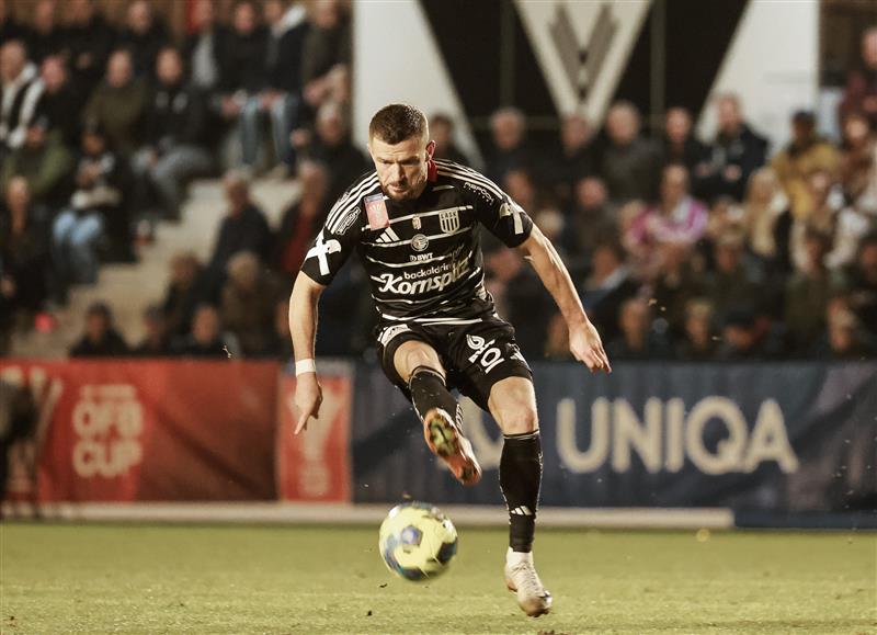 LASK_Official's tweet photo. Hälfte zwei beginnt mit zwei Wechseln: Tomas #Galvez und Hrvoje #Smolcic bleiben für Philipp #Ziereis und George #Bello in der Kabine
______________________________
⚫️⚪️ASK 1-1 ⚫️⚪️ASK #ASKASK #UNIQAOEFBCup 🏆 46' https://t.co/zyjEkif40u