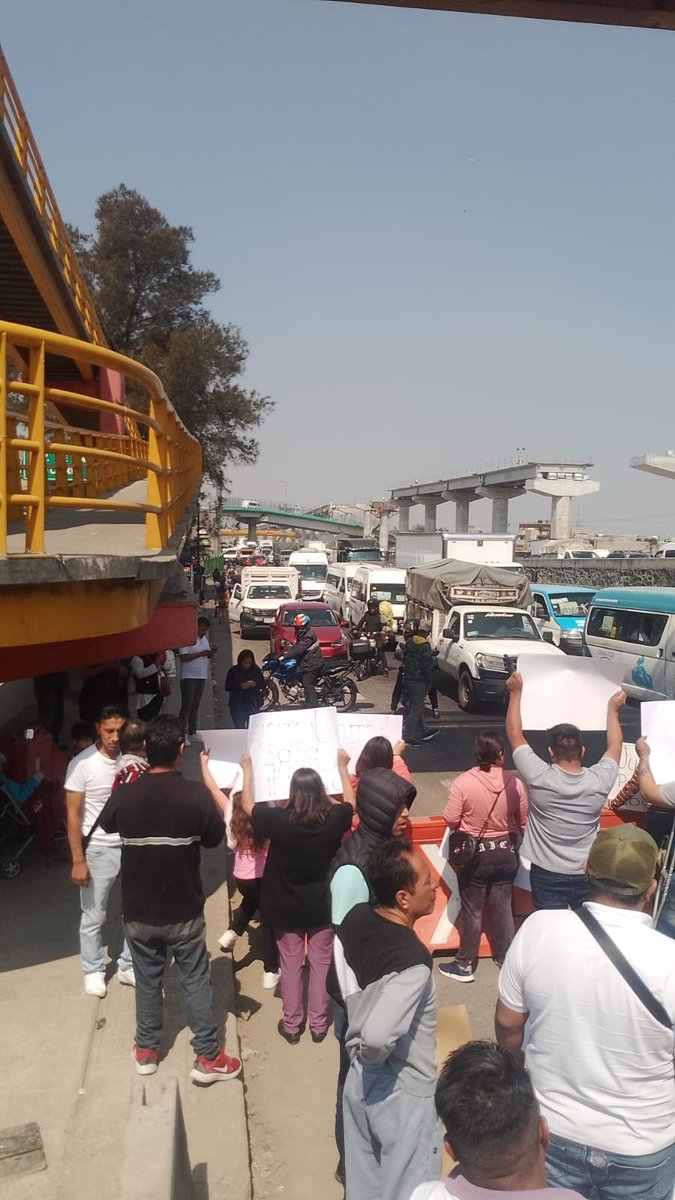 luismiguelbaraa's tweet photo. Bloqueo de vecinos por la desaparición de una persona. Están cerrando la autopista México Puebla a la altura de la Virgen. Muy afectada la vialidad. Precaución https://t.co/uXNlEDhVES