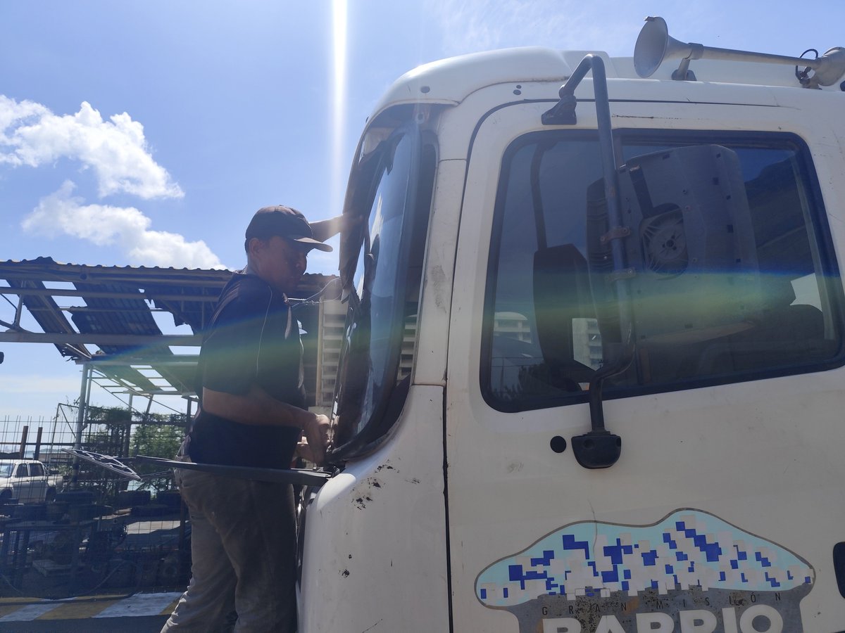 ZuliaTricolor's tweet photo. Por Orientaciónes del Director Regional de la Gran Misión Barrio Nuevo Barrio Tricolor del Ministerio de Habitad y Vivienda en el Estado Zulia Se sigue avanzando en la Reparación de la Flota Vehicular Operativa en el Estado #lanuevagobernanzadelhabitad #Zuliatricolor https://t.co/Hx5UVM1yhS