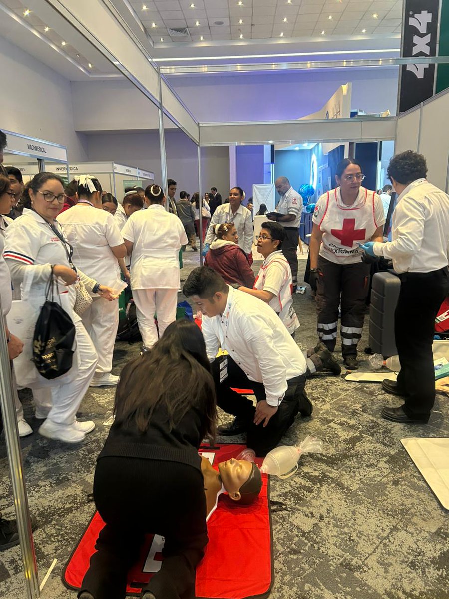 CruzRoja_MX's tweet photo. Para promover los #PrimerosAuxilios ❤️ y los servicios de #emergencia que realiza la #CruzRoja participamos en la ExpoMedical, que reúnen a personal de salud y especialistas. 

¡Nos gusta compartir conocimiento! 🔁 https://t.co/pVD40hsHay