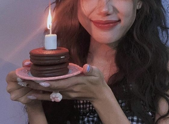 HailOfMary's tweet photo. When both hands of the clock hits 12, Emily and Hannah emerged into their master bedroom with a handful of choco-pie piles with candle on top.

"Happy birthday to you! Happy birthday to you! Happy birthday, happy birthday, happy birthday, Papa!" @MailOfGabriel https://t.co/dmsSMVAhWs