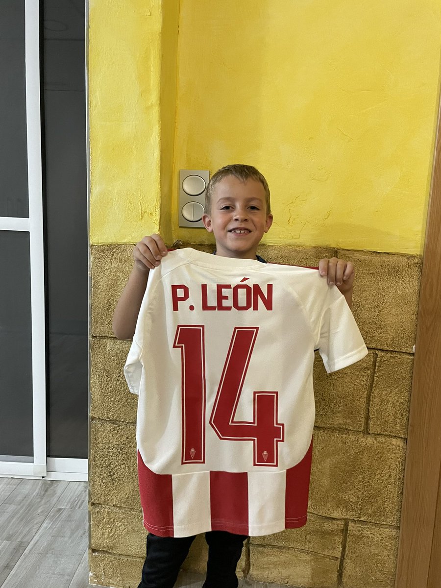 Camiseta del imperial y como no con mi capitán <a href="/PLeonSanchez/">Pedro León</a>  a la espalda  #hastaelfinalvamosreal #canteragrana  #esteeselaño💪🏻❤️🤍