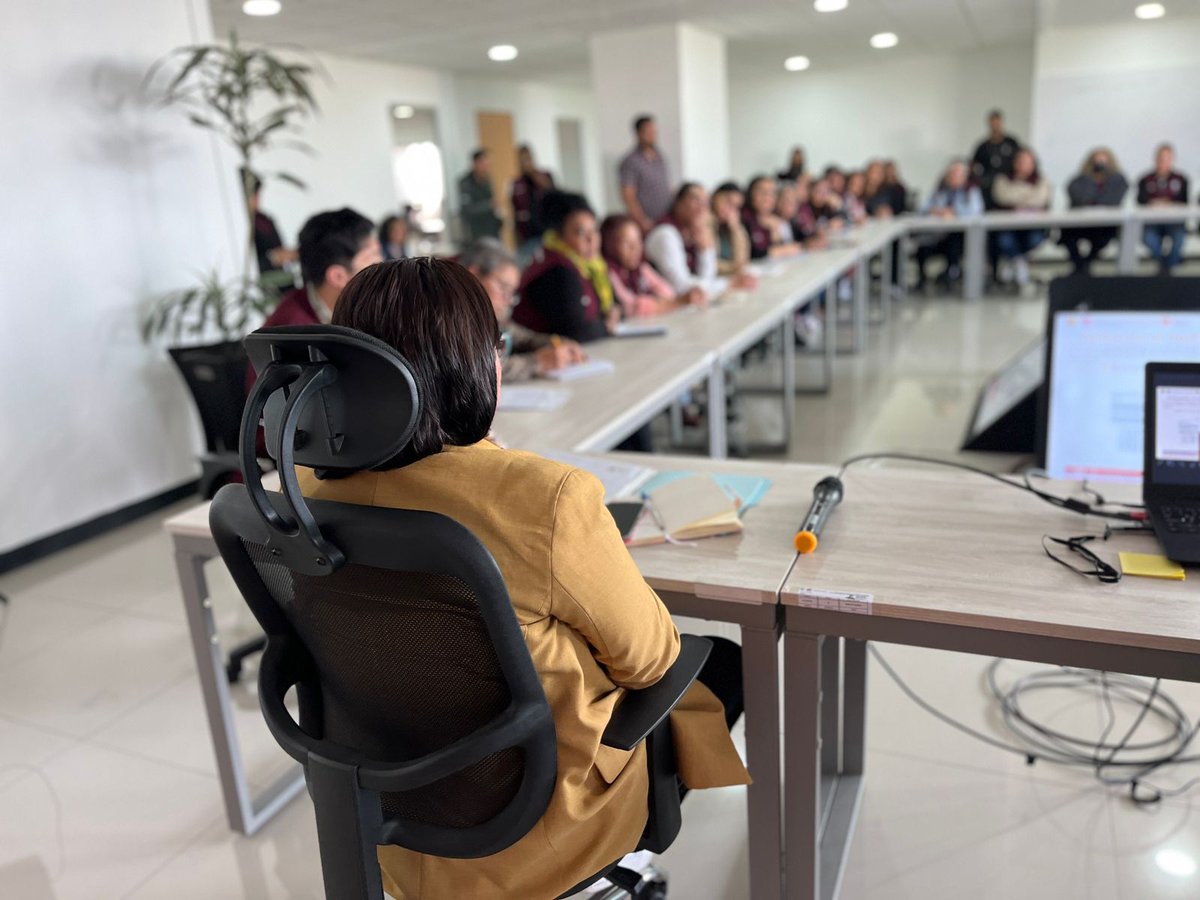 TrabajoCDMX's tweet photo. En el Programa Social #SeguroDeDesempleo de @TrabajoCDMX, se capacita constantemente a todo el personal en el proceso de validación y verificación documental de las solicitudes, con el fin de mejorar la Atención Ciudadana. ✍🏽

#UtopíaLaboral 
#CapitalDeLaTransformación
@GobCDMX https://t.co/P6mB9GF6Uw