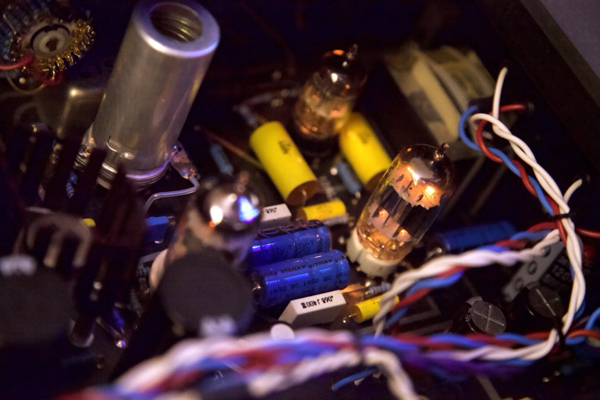 Pure geek pleasure: the Manley Variable Mu in Studio B unveils its inner workings and reveals its glowing tubes.
This high-quality tube compressor-limiter is renowned for its warm and musical sound.