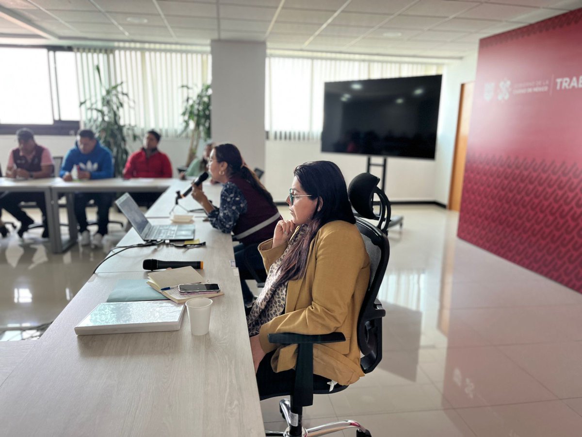 TrabajoCDMX's tweet photo. En el Programa Social #SeguroDeDesempleo de @TrabajoCDMX, se capacita constantemente a todo el personal en el proceso de validación y verificación documental de las solicitudes, con el fin de mejorar la Atención Ciudadana. ✍🏽

#UtopíaLaboral 
#CapitalDeLaTransformación
@GobCDMX https://t.co/P6mB9GF6Uw