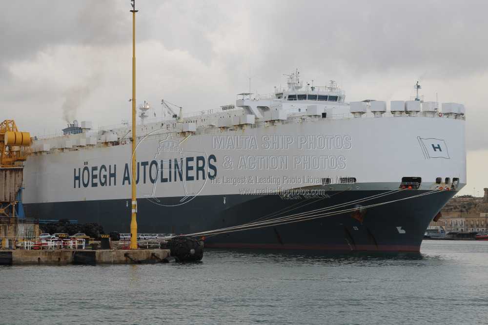 Shipguru's tweet image. #HoeghAutoliners #Carcarrier #HOEGH_BERLIN #discharging her #cargo at #grandharbourmalta - 19.09.2024 - maltashipphotos.com - NO PHOTOS can be used or manipulated without our permission @HoeghAutoliners @ShipsInPics @Rich_Ships @worldshipsoc @ShippingMag @Shipping_Herald