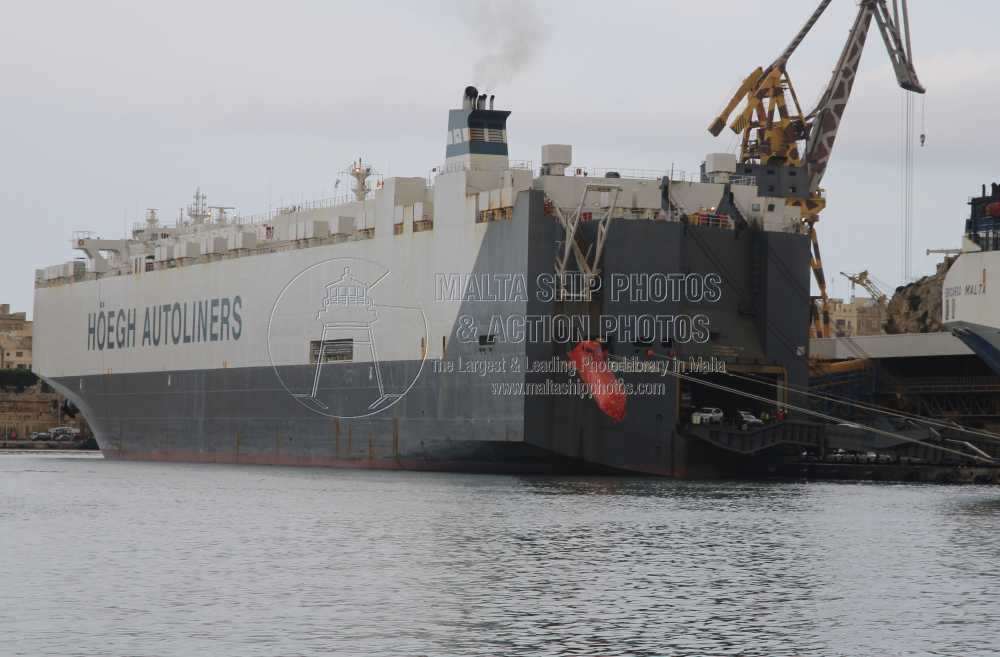 Shipguru's tweet image. #HoeghAutoliners #Carcarrier #HOEGH_BERLIN #discharging her #cargo at #grandharbourmalta - 19.09.2024 - maltashipphotos.com - NO PHOTOS can be used or manipulated without our permission @HoeghAutoliners @ShipsInPics @Rich_Ships @worldshipsoc @ShippingMag @Shipping_Herald