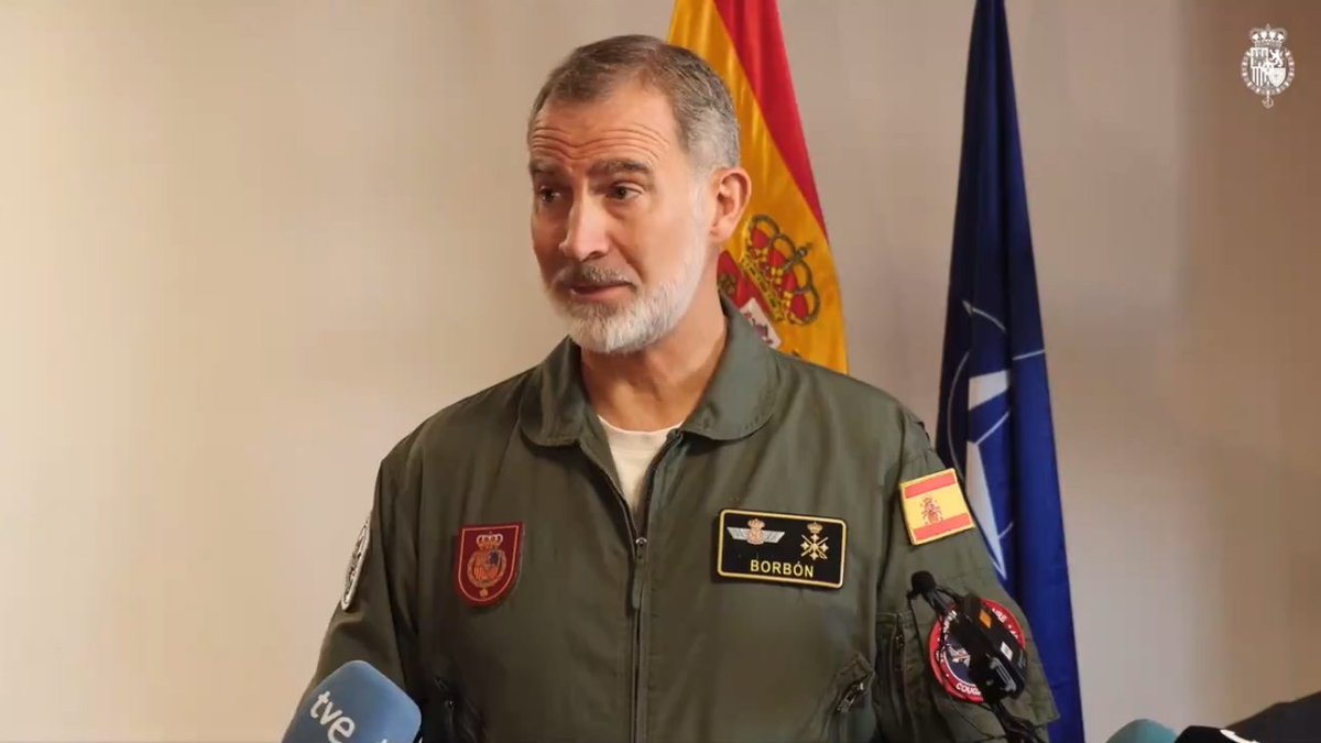 xavidomenech99's tweet photo. The King of Spain, wearing the military uniform of the men and women who are fighting to save lives in the areas that have suffered the tragic floods, issues directives to solve the problem... from the Canary Islands, more than 2000 km away. #ambdoscollons. https://t.co/1kqC0PmkjL