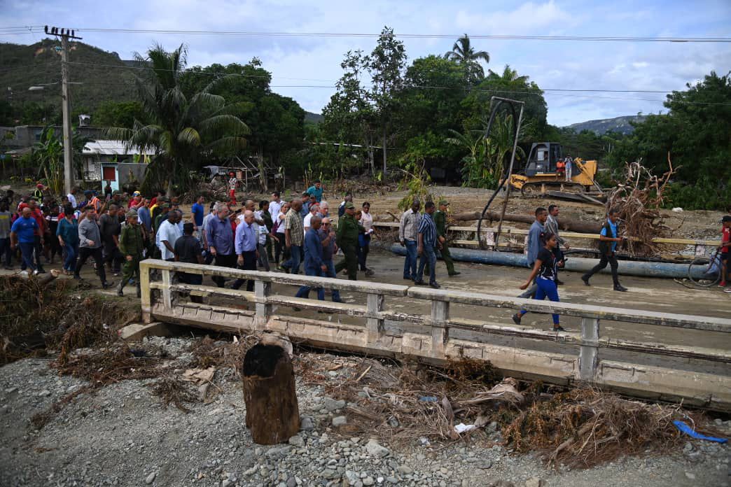 MMarreroCruz's tweet photo. En la mañana de este miércoles visitamos los municipios de Imías y Baracoa, muy afectados tras el paso del evento meteorológico Oscar. Allí se trabaja duro, sin descanso, en la recuperación. Las autoridades junto al pueblo, #UnidosXCuba.

#FuerzaGuantánamo https://t.co/uuljwCSr2f
