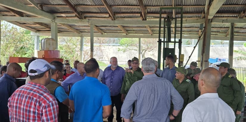 En la mañana de este miércoles visitamos los municipios de Imías y Baracoa, muy afectados tras el paso del evento meteorológico Oscar. Allí se trabaja duro, sin descanso, en la recuperación. Las autoridades junto al pueblo, #UnidosXCuba.

#FuerzaGuantánamo