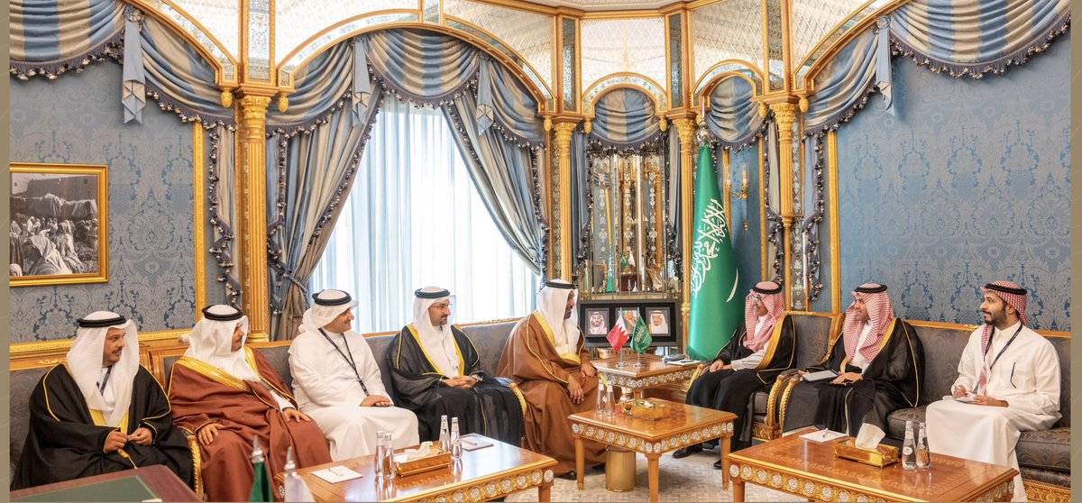 AalkhalifaAb's tweet photo. وفد بحريني كبير برئاسة معالي الشيخ سلمان بن خليفة آل خليفة وزير المالية والاقتصاد الوطني يشارك في منتدى #مبادرة_مستقبل_الاستثمار

#دافوس_الصحراء يعد اليوم إحدى المنصات المهمة للفرص الاستثمارية الواعدة وتبادل التجارب والخبرات وأفضل الممارسات لتعزيز النمو الاقتصادي. https://t.co/Gvafmi5LfK