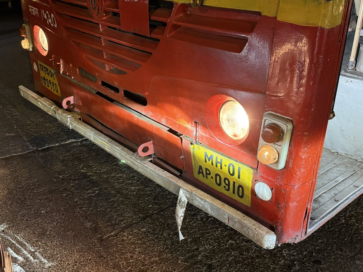 CliffordBansode's tweet photo. @MTPHereToHelp why is it that BEST buses are allowed to break signals and flout traffic rules and act and have the audacity to say” what happens if I break the signals, you should avoid coming in front of the bus. . Location Poonam nagar signal JVLR. Andheri. 23:23  WED 30/11 https://t.co/cao9SNrgNa