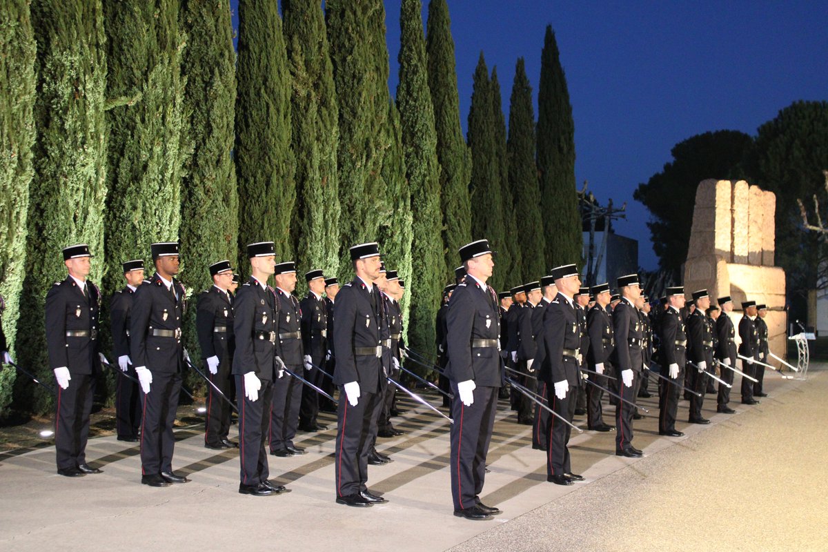⚔️Soir de cérémonie de remise de sabres et de signature du serment de l’officier sapeur-pompier pour les stagiaires de la Filt 111, promotion “colonel Jean-Paul Savelli” en hommage au premier directeur de l’Ensosp.

<a href="/SecCivileFrance/">Sécurité Civile</a> <a href="/Interieur_Gouv/">Ministère de l'Intérieur</a> <a href="/DG_SecCivile/">Julien Marion - DGSCGC</a> <a href="/MartineVassal/">Martine Vassal</a>