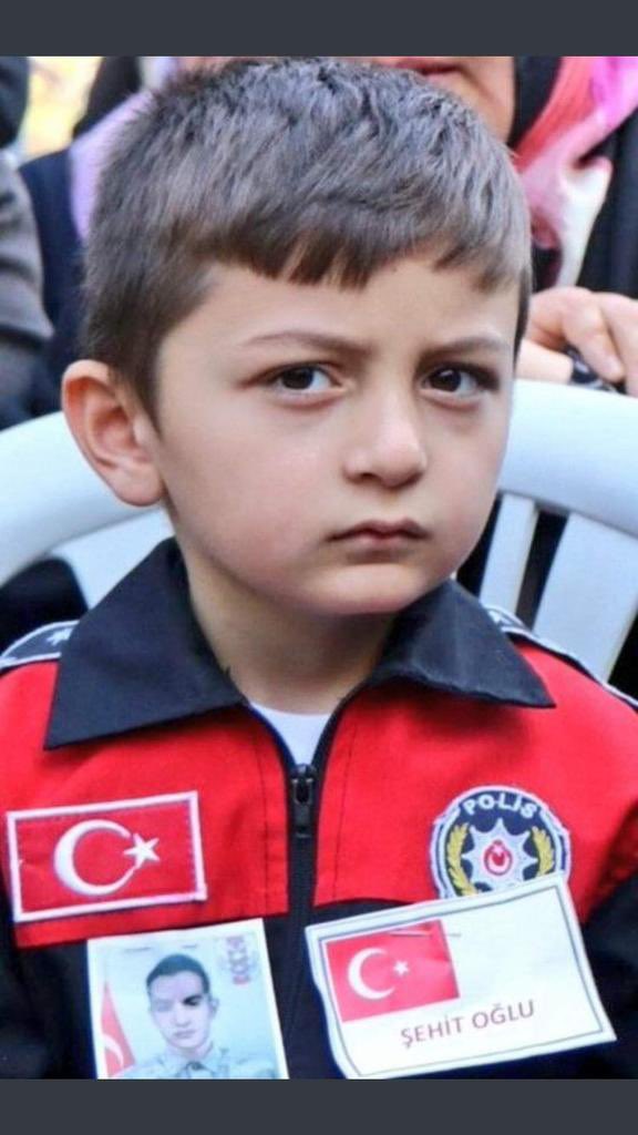 ProfAtak's tweet photo. 🔴🔥 Bakın şu çocuğun gözlerine! Bu çocuğun babası polisti, KHK ile terörist diye atıldı! Askere alındı! Eline silah verildi ve teröristlerle savaşırken de şehit oldu! 

KHK’lıların #15Temmuz mağdurlarının çocuklarından bahsedecekseniz bu ALÇAKLIK’tan bahsedin! 

Namertsiniz! https://t.co/YQvaaslY36
