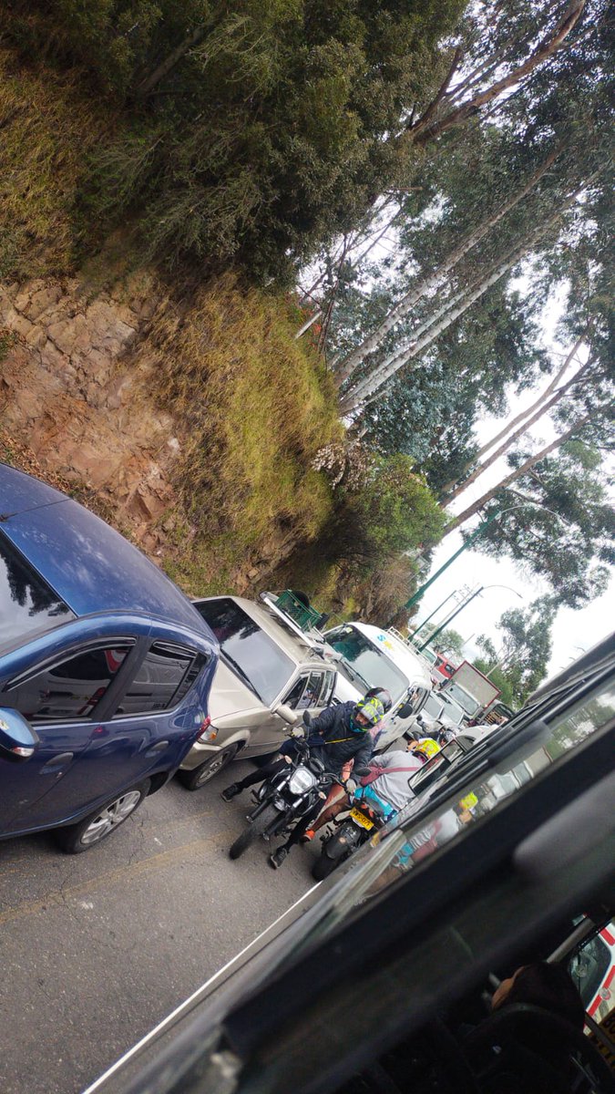 #Tunja fuerte trancón por bloqueos en la UPTC. Tras de que hay pocas vías y en dudoso estado ahora hay paro!