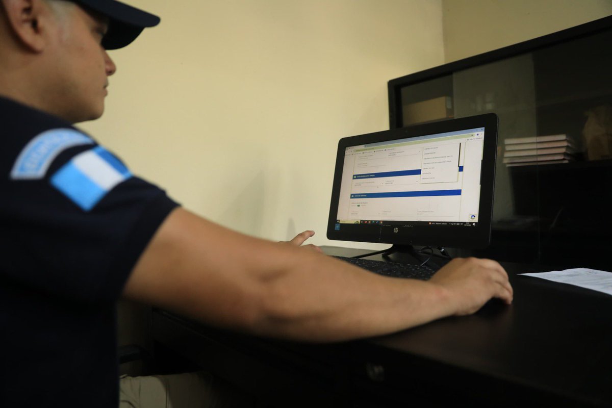 mingobguate's tweet image. El Ministro de Gobernación, @FJimenezmingob, junto con autoridades de la @PNCdeguatemala, inauguran la sede del Centro de Revisión Física de Vehículos a cargo de #DEIC en Guastatoya, #ElProgreso.