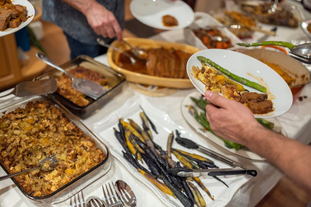 Nutrition_gov's tweet photo. Navigating holiday parties can be difficult with diabetes. Find resources to empower you to eat healthy this November. https://t.co/N6SvA78qYz  #AmericanDiabetesMonth https://t.co/3OXTnU62HS