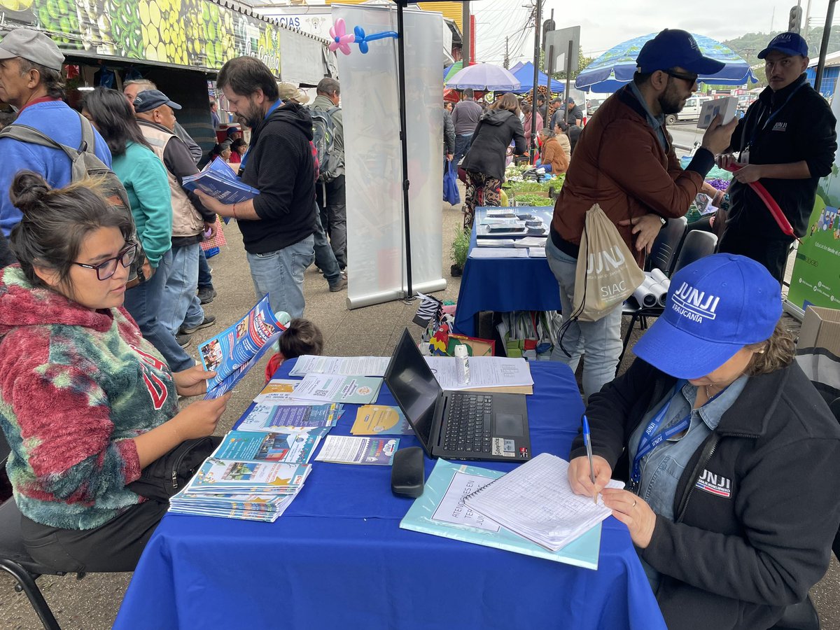 🔵En la Feria Pinto de Temuco, autoridades del Gabinete Regional dieron el vamos a la campaña de la JUNJI, “Porque es muy importante, #VamosAlJardín” para informar a la comunidad sobre este proceso de postulación que finaliza el 29 de noviembre.